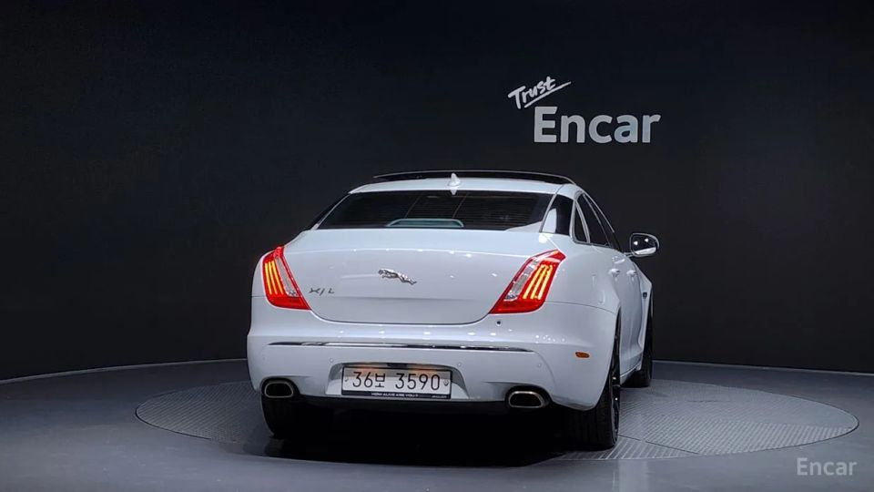 Jaguar XJ