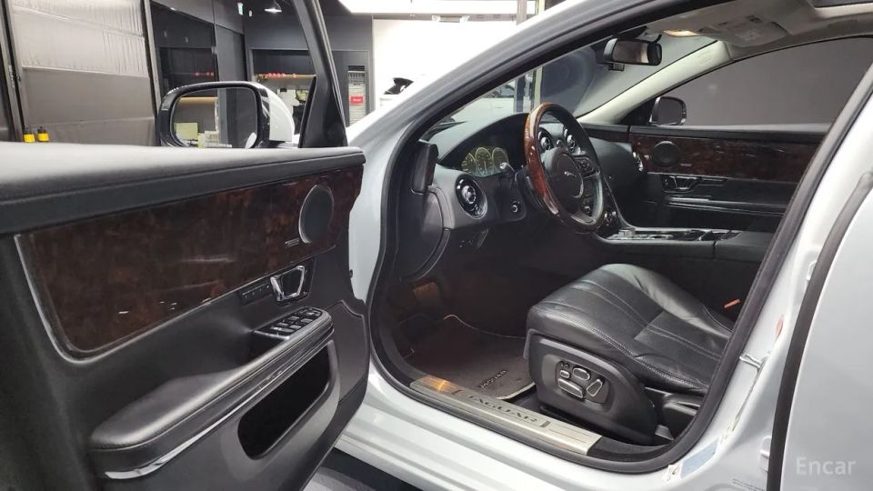 Jaguar XJ