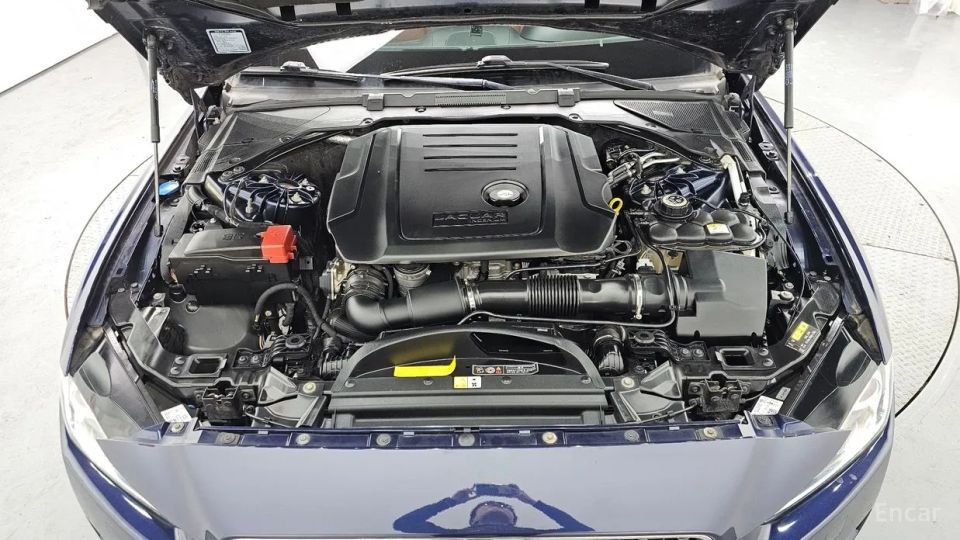Jaguar XE