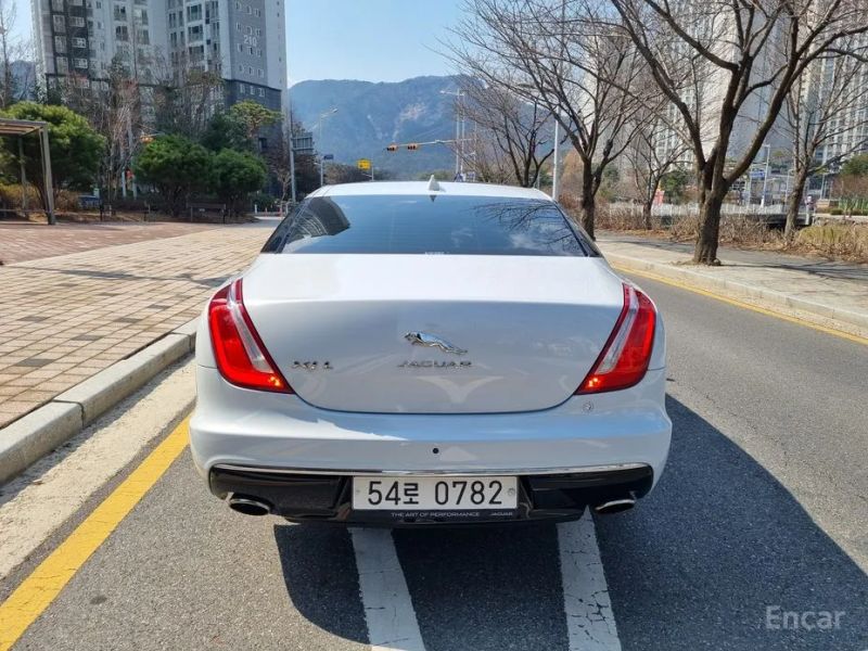 Jaguar XJ