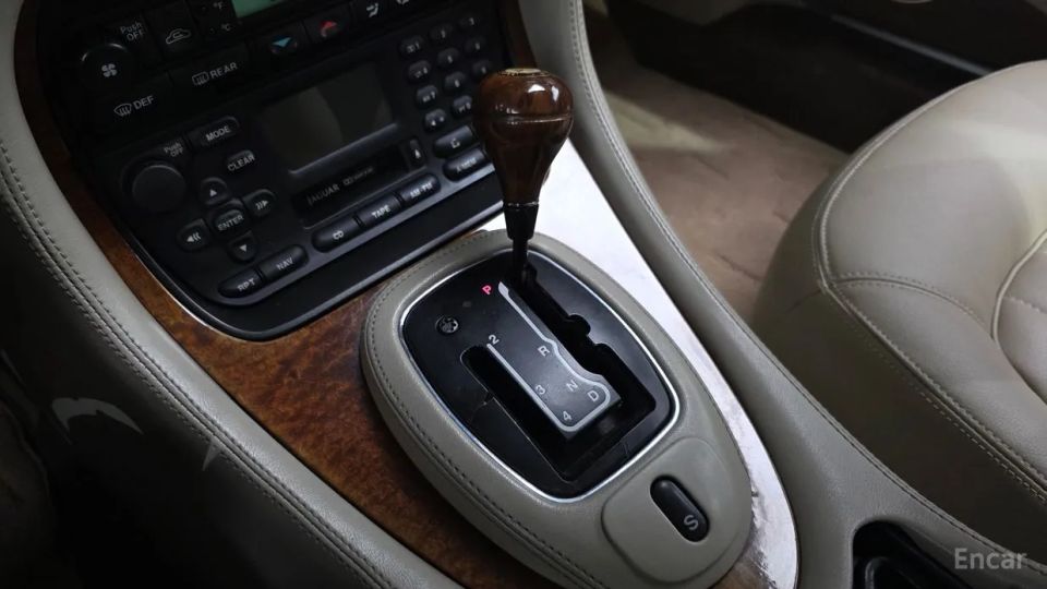 Jaguar XJ-8