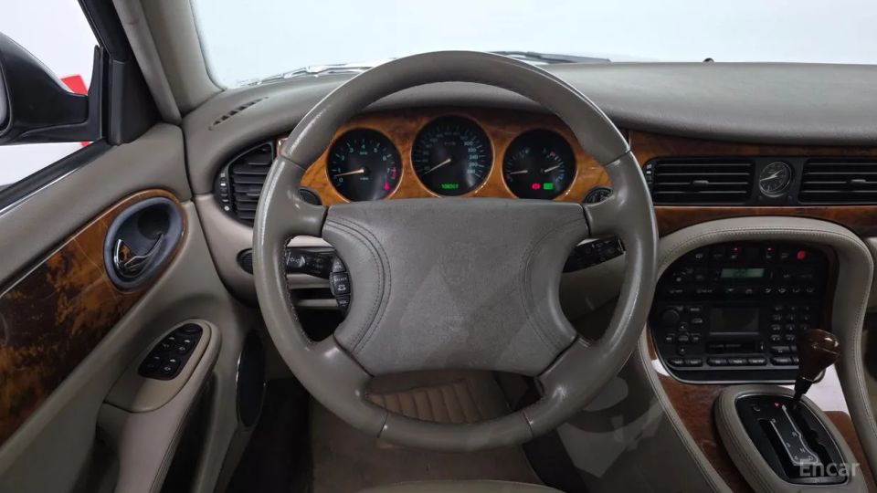 Jaguar XJ-8