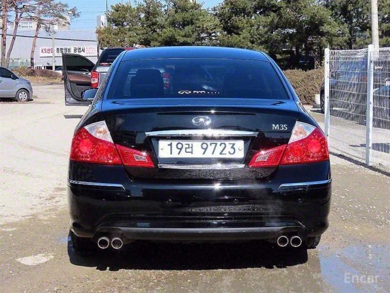 Infiniti M