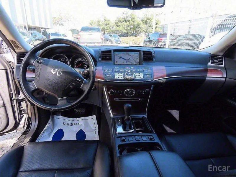 Infiniti M