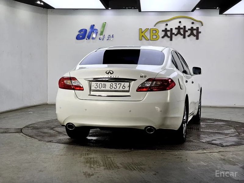 Infiniti M