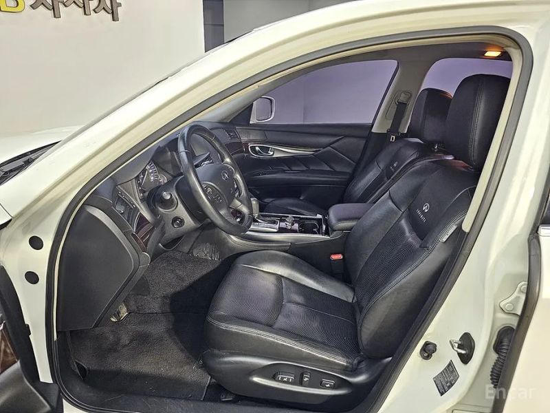 Infiniti M