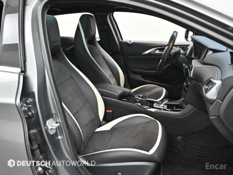 Infiniti Q30