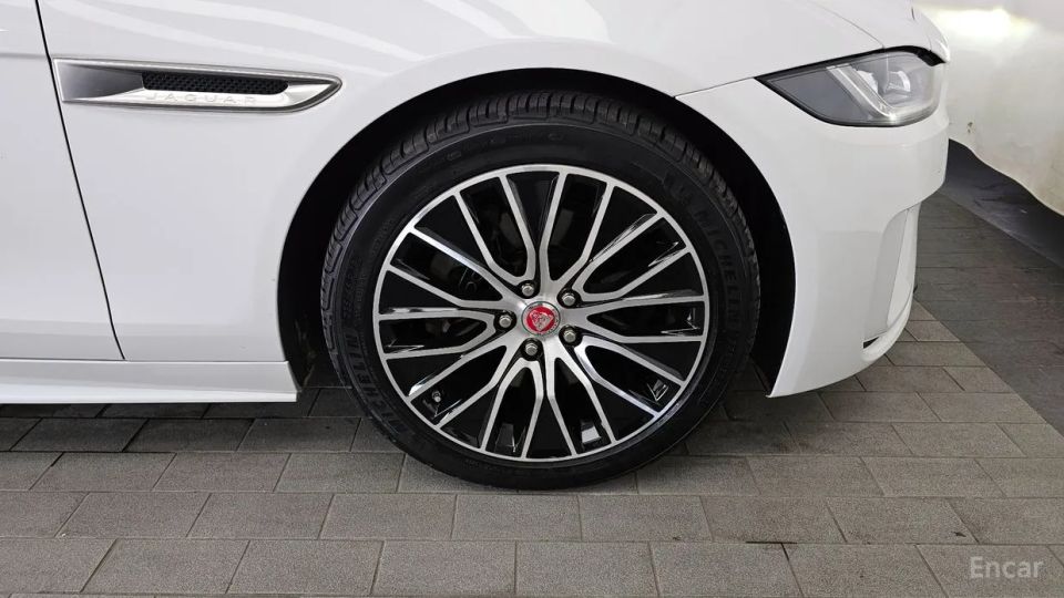 Jaguar XE