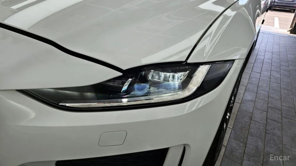 Jaguar XE