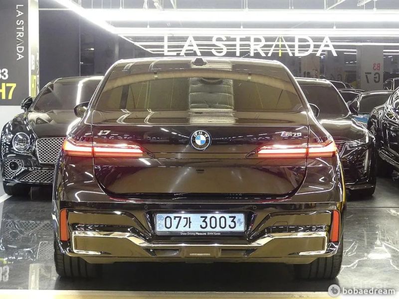 BMW i7