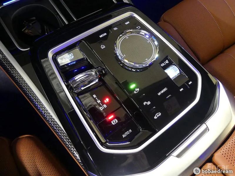 BMW i7