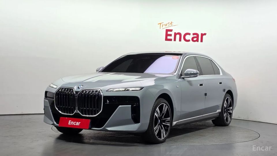 BMW i7