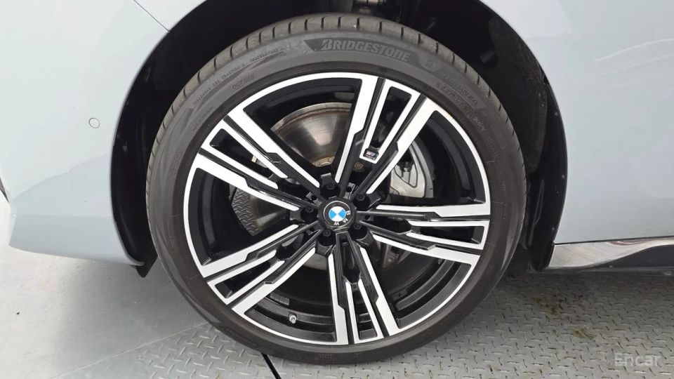 BMW i7