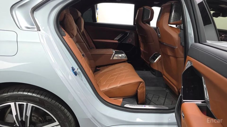 BMW i7