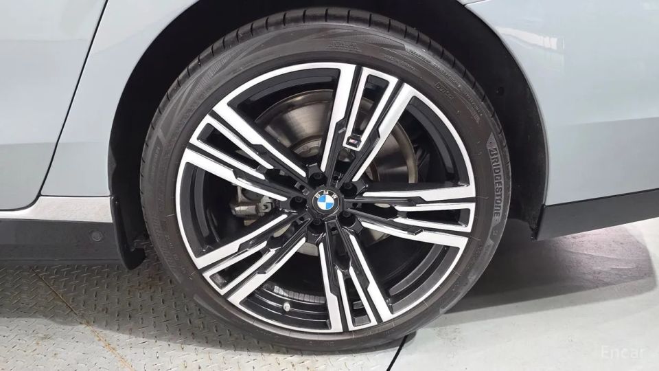 BMW i7