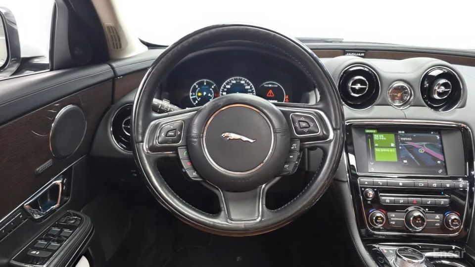 Jaguar XJ