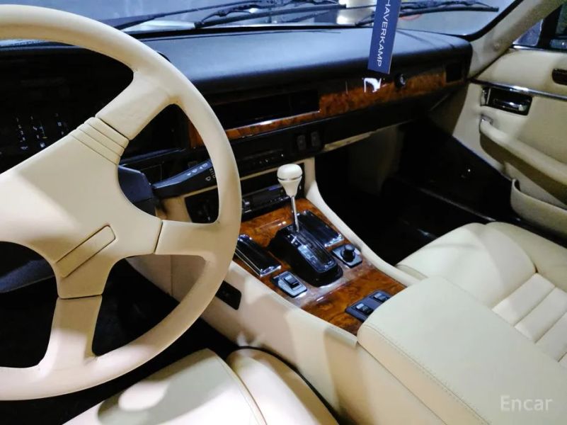 Jaguar XJR