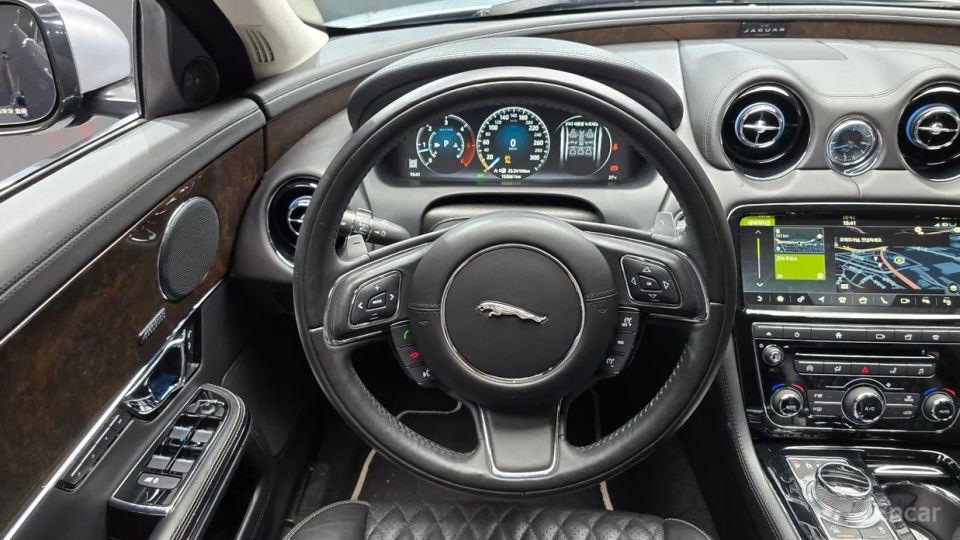 Jaguar XJ