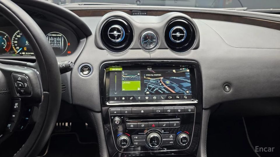 Jaguar XJ