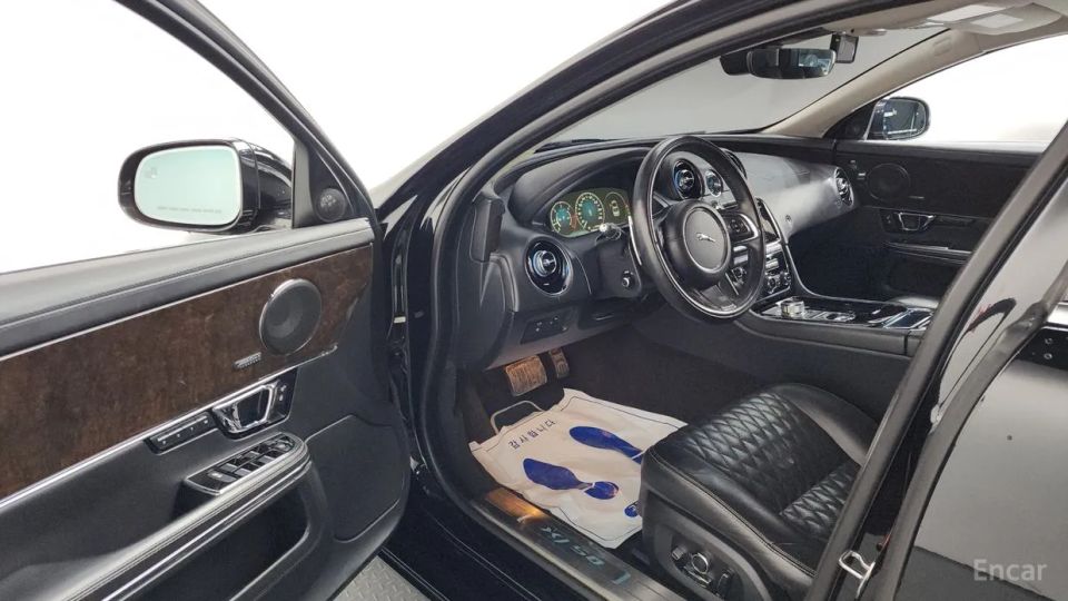 Jaguar XJ