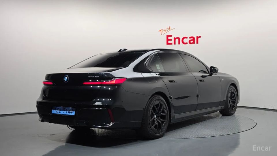 BMW i7