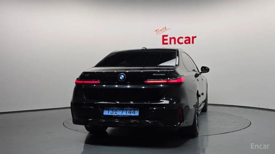 BMW i7