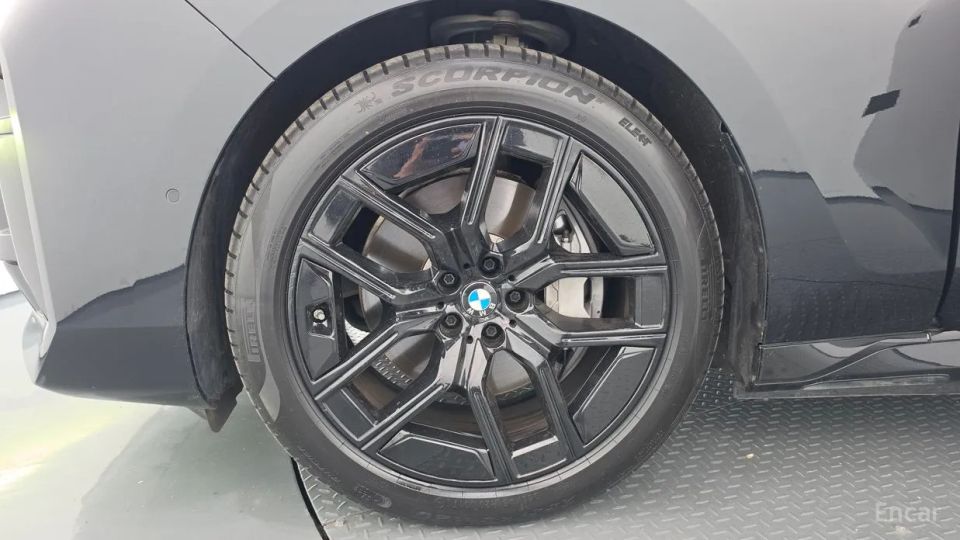 BMW i7