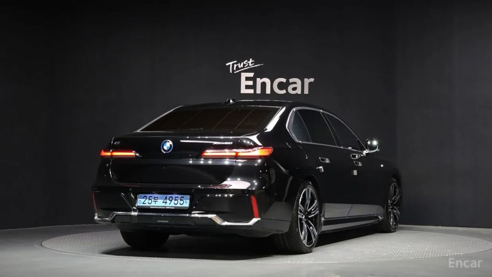 BMW i7