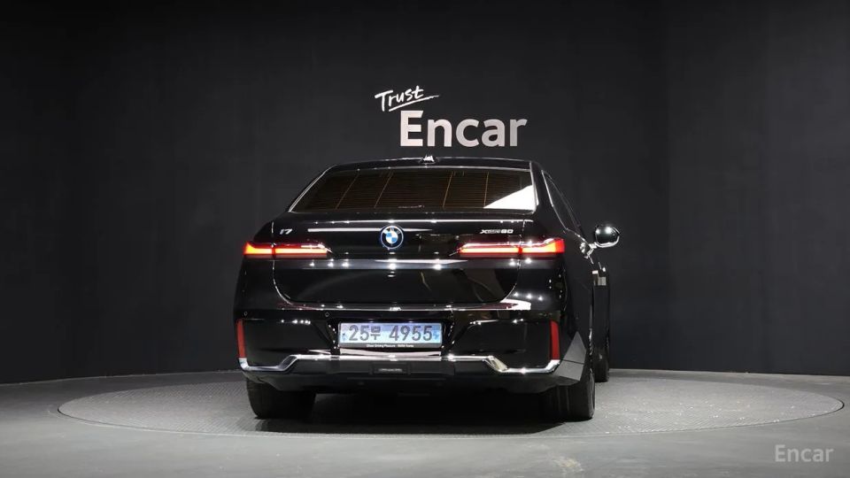 BMW i7