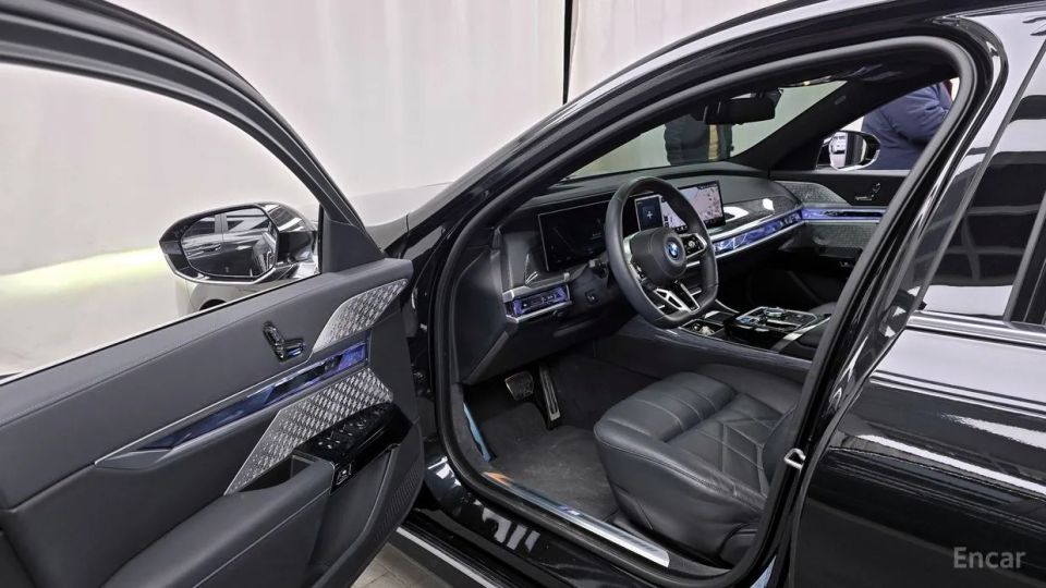 BMW i7