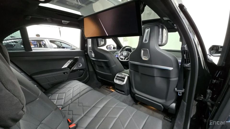BMW i7