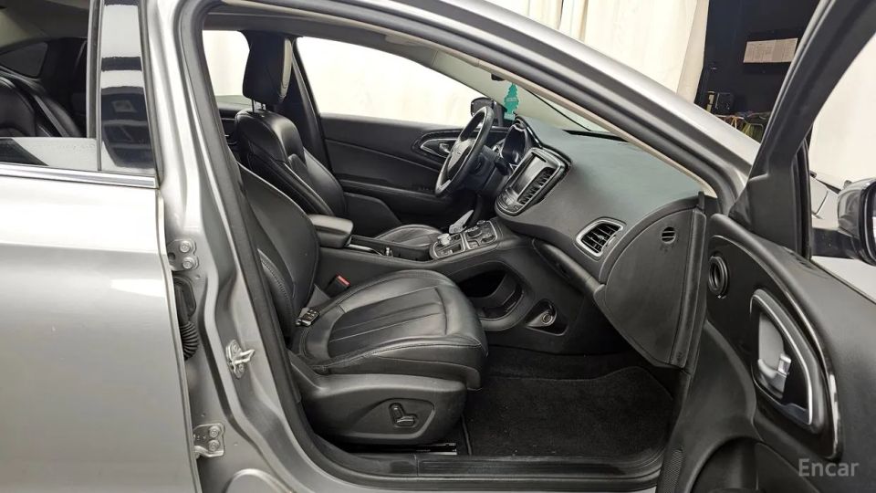 Chrysler 200
