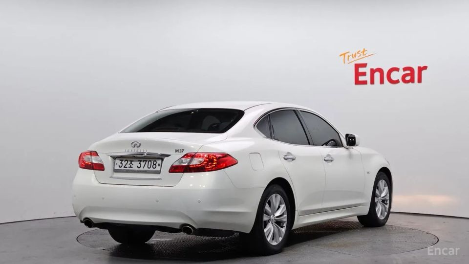 Infiniti M