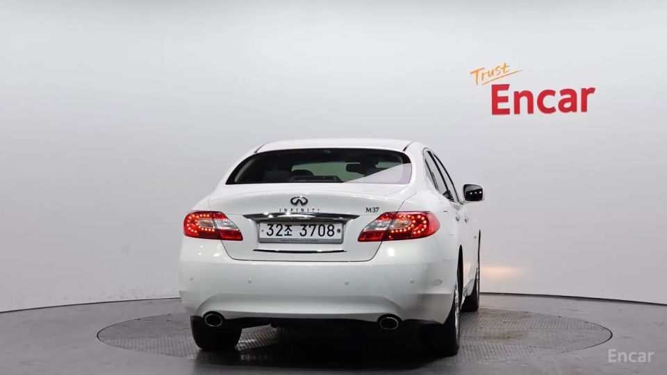 Infiniti M