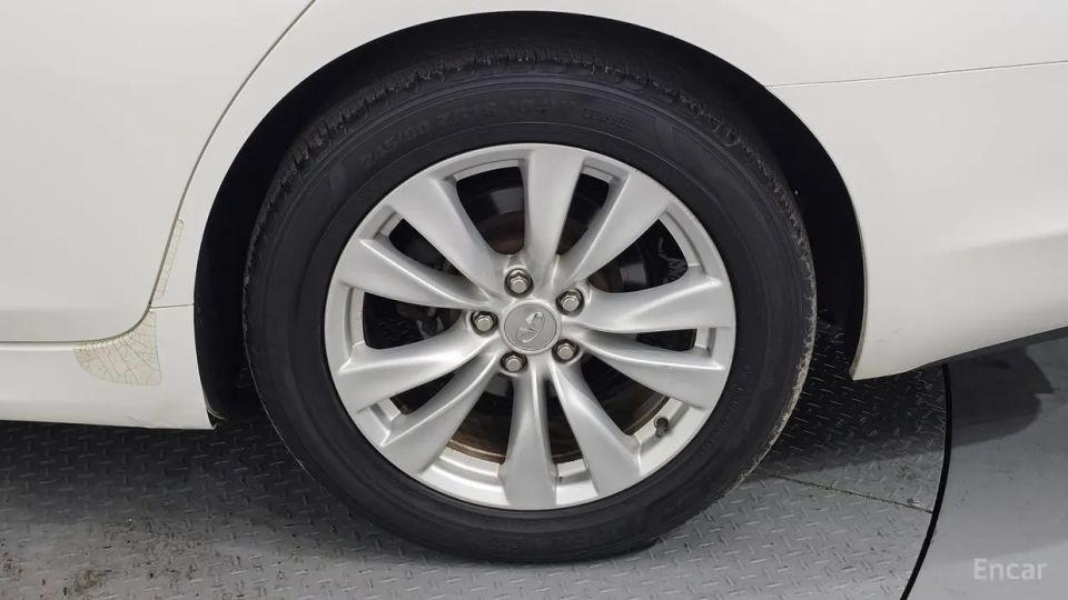 Infiniti M