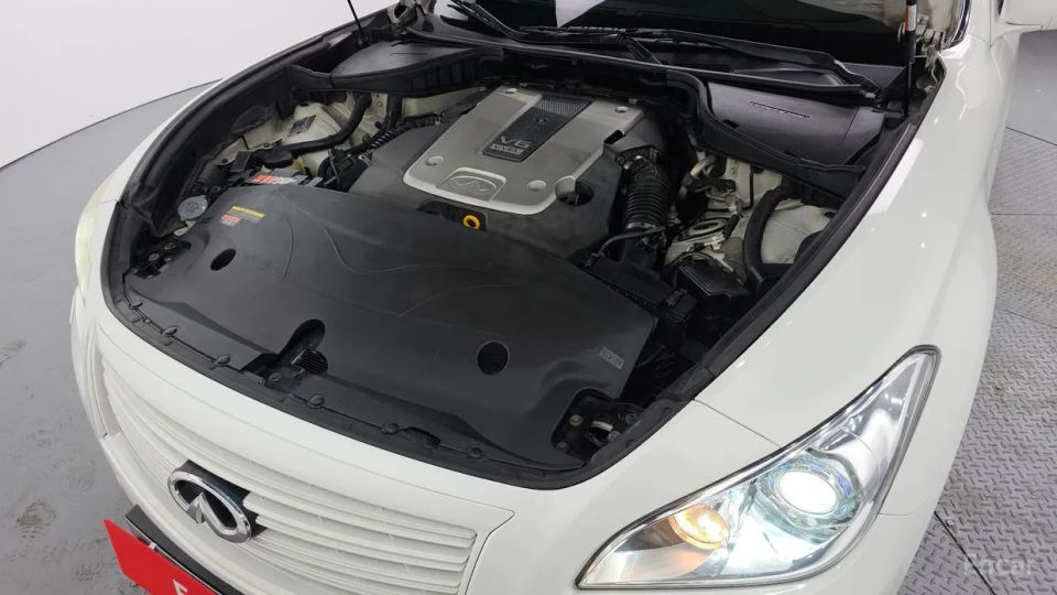 Infiniti M