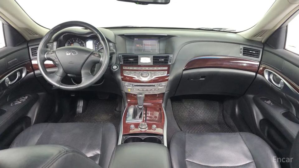 Infiniti M