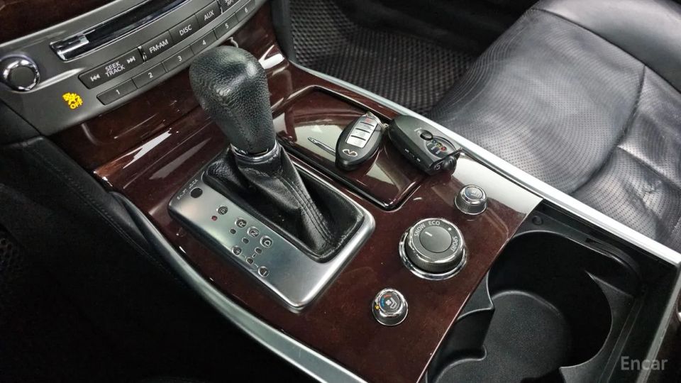 Infiniti M