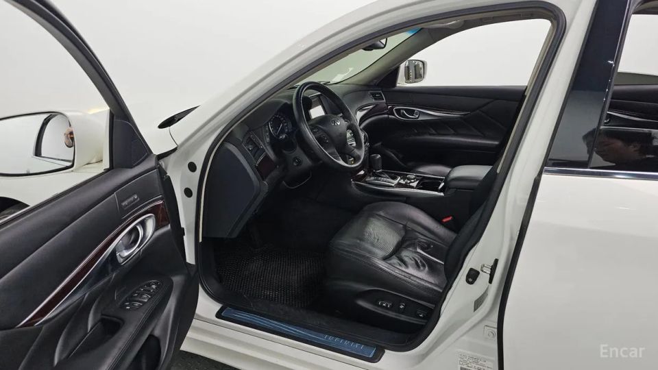 Infiniti M