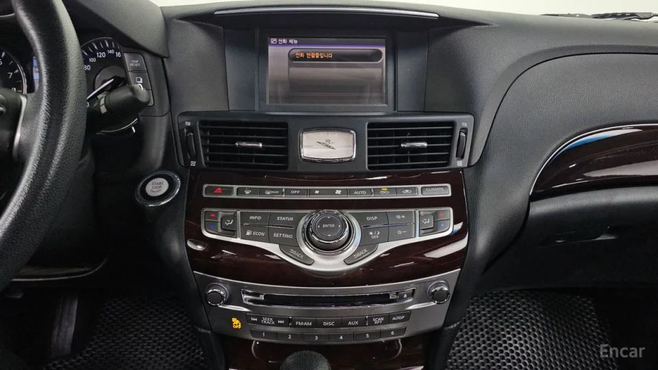 Infiniti M