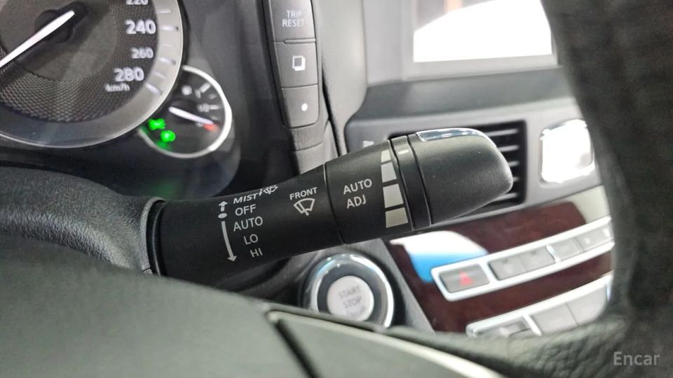 Infiniti M