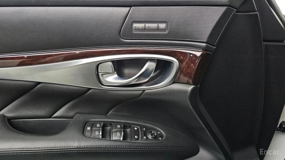Infiniti M