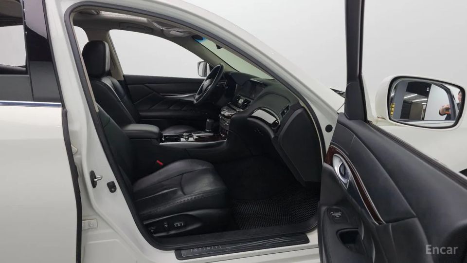 Infiniti M