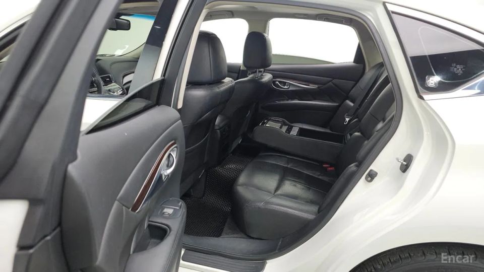 Infiniti M