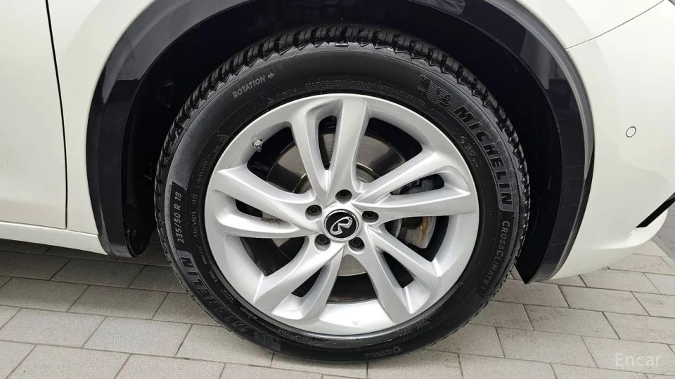 Infiniti Q30