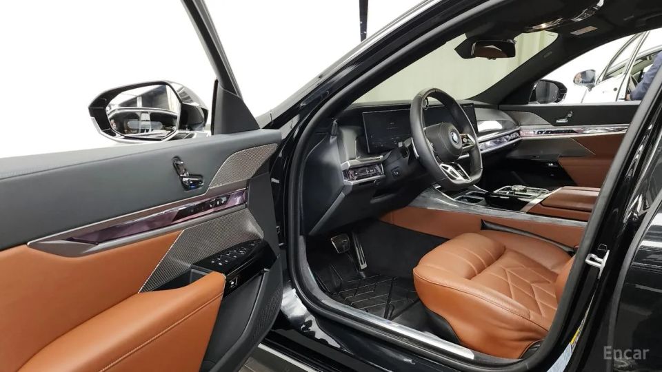 BMW i7