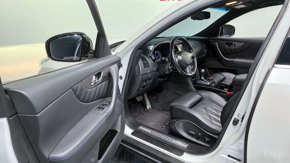 Infiniti QX70