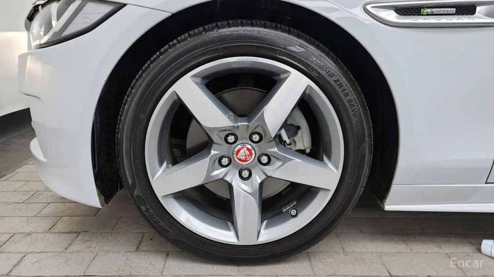Jaguar XE