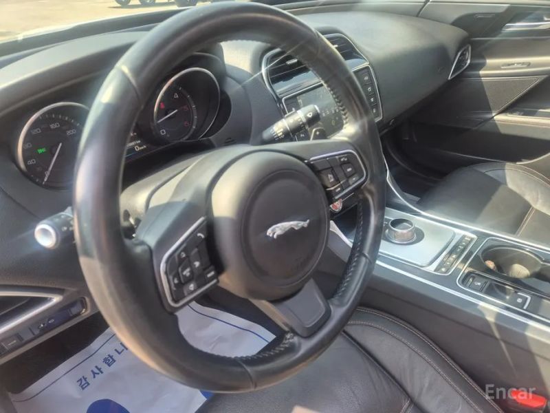 Jaguar XE