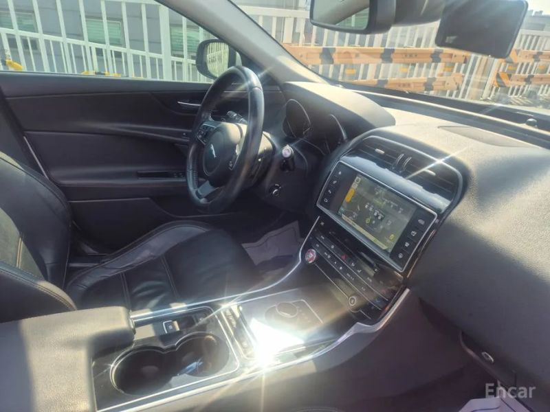 Jaguar XE